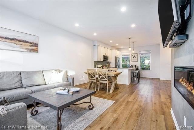 594 Anne Ave - Photo 5 of 16