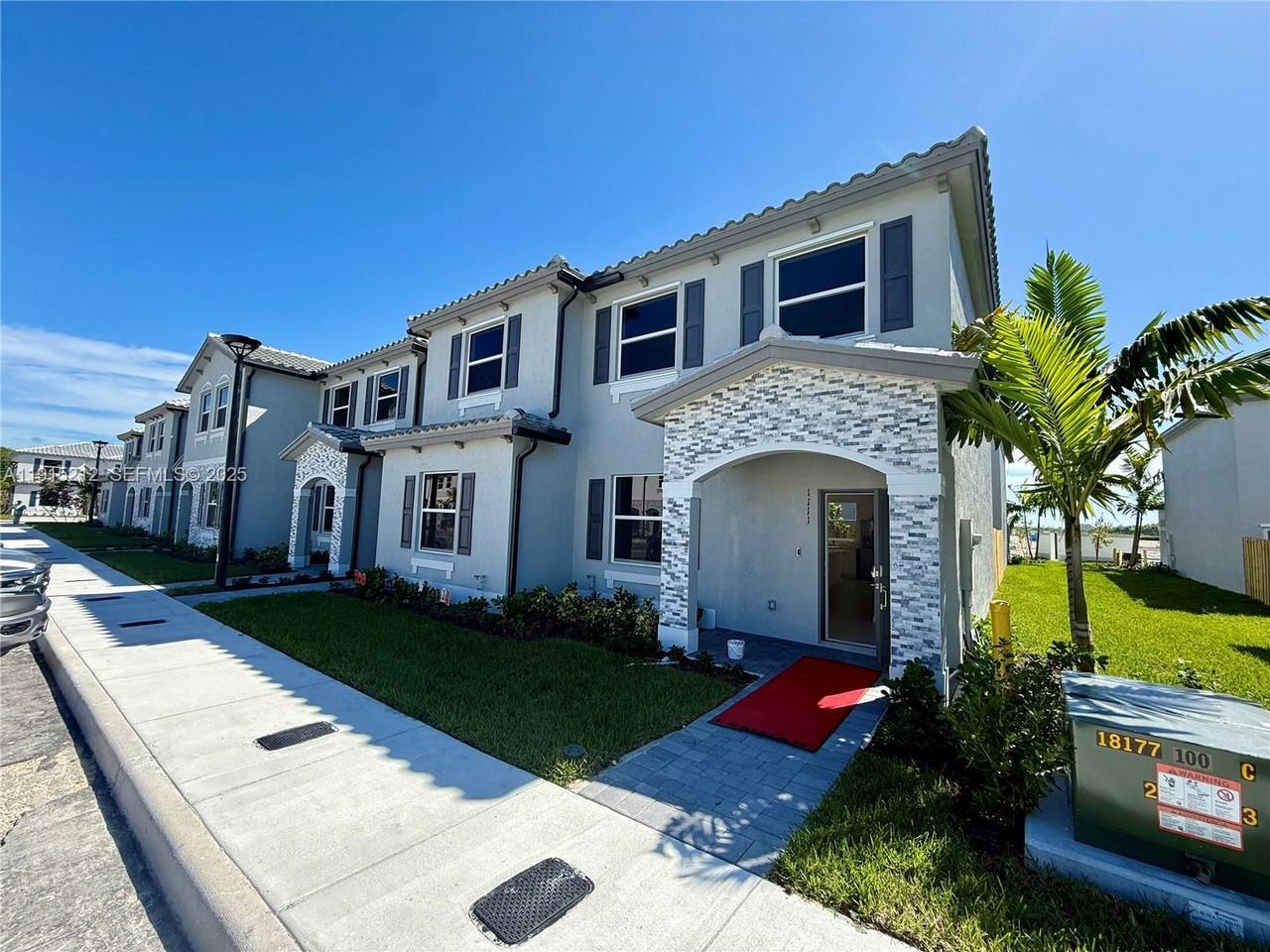 1111 Se 2nd St - Photo 2 of 12