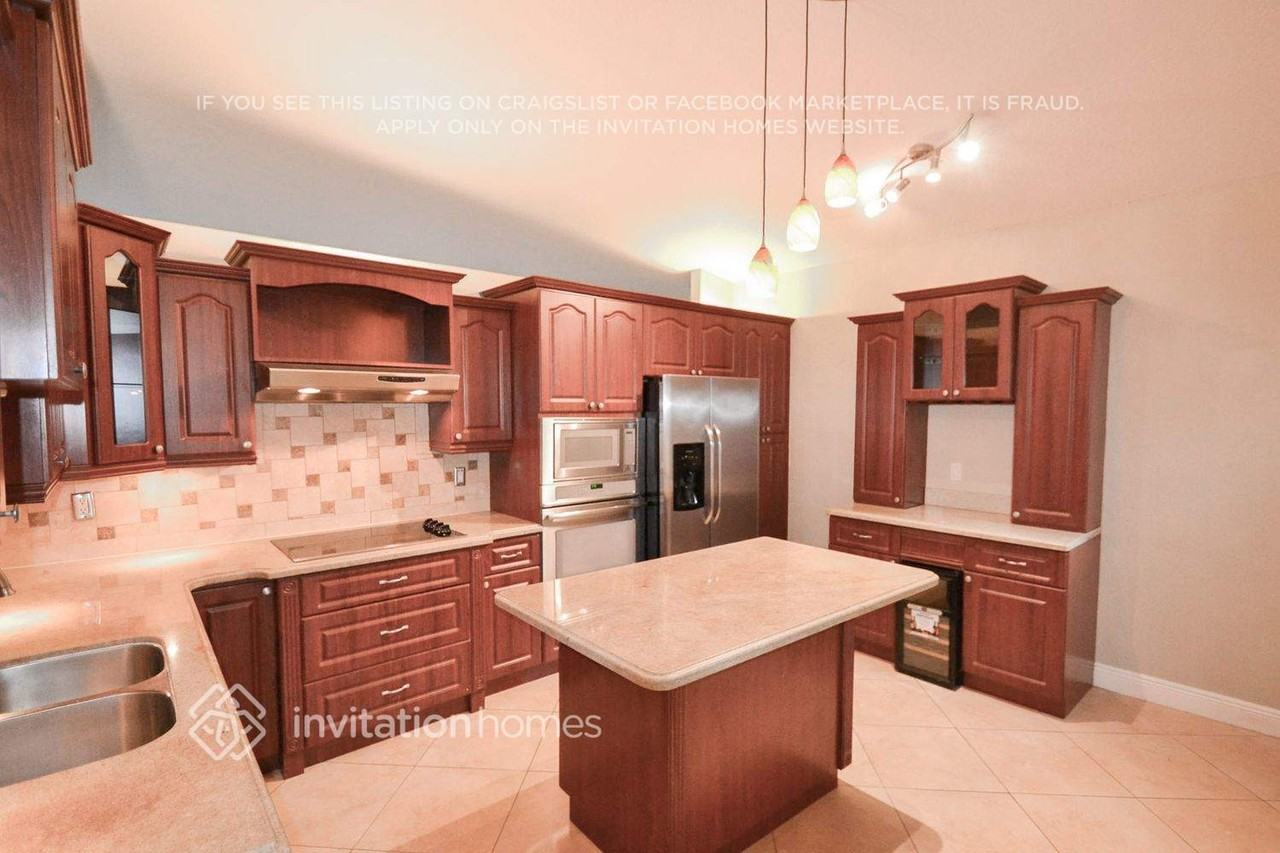 9081 Nw 148th St - Photo 4 of 13