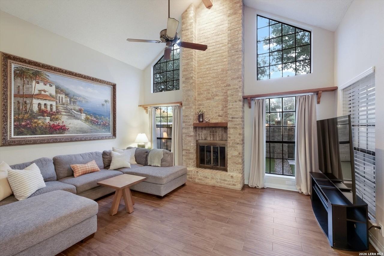 4402 Bending Oak St - Photo 4 of 28