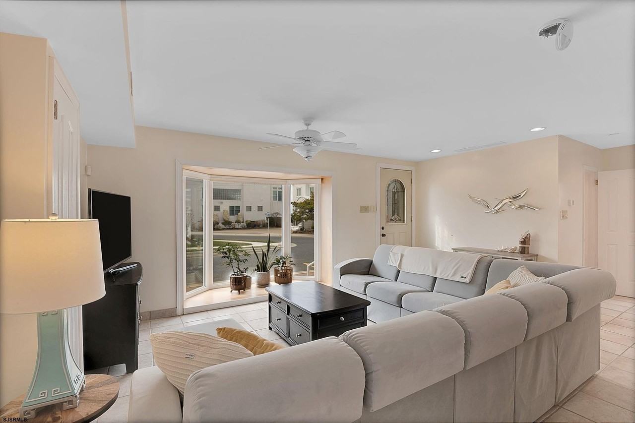 53 N Pelham Ave - Photo 2 of 30