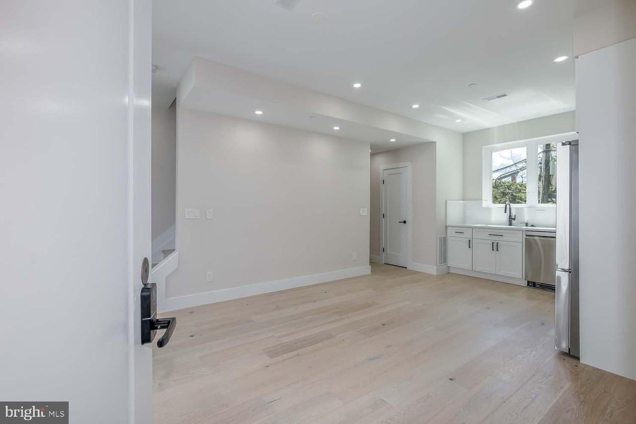 722 Kenyon St Nw Unit 3 #3 - Photo 4 of 50