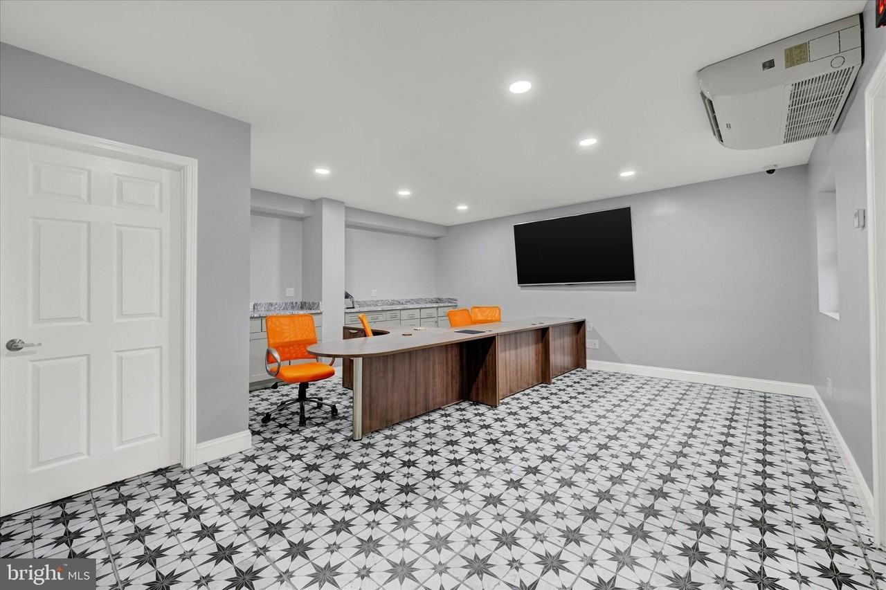 2400 Annapolis Rd - Photo 4 of 28