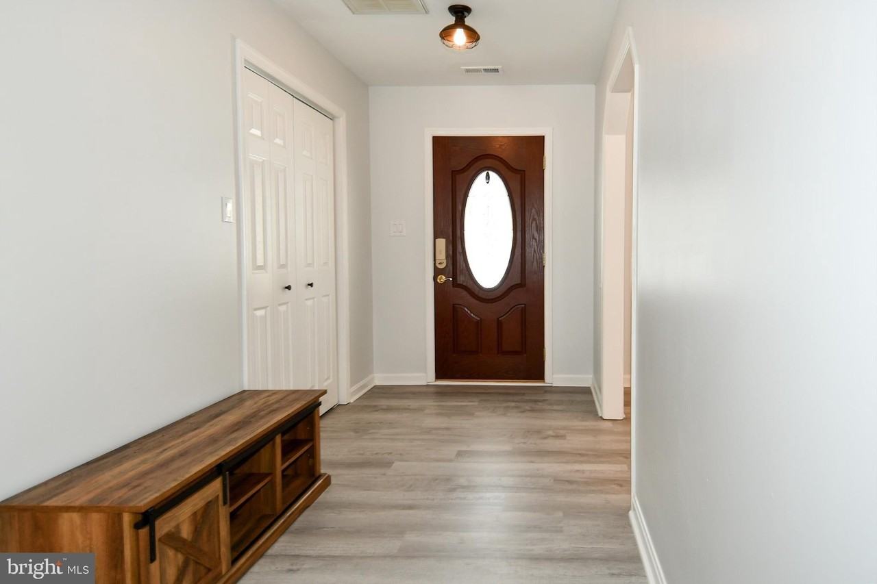 10049 Meleen Dr - Photo 4 of 50