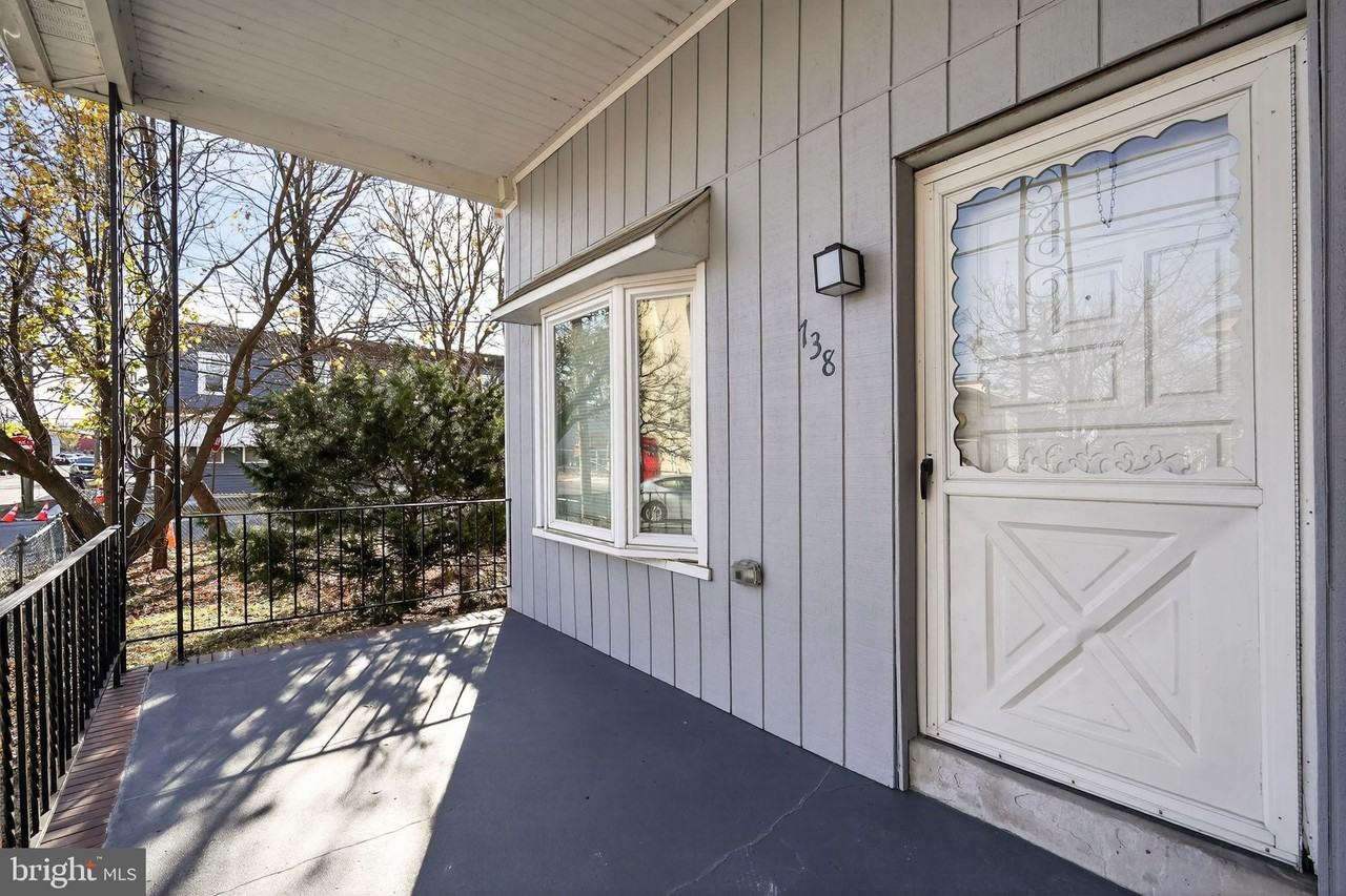 738 Division St - Photo 3 of 33