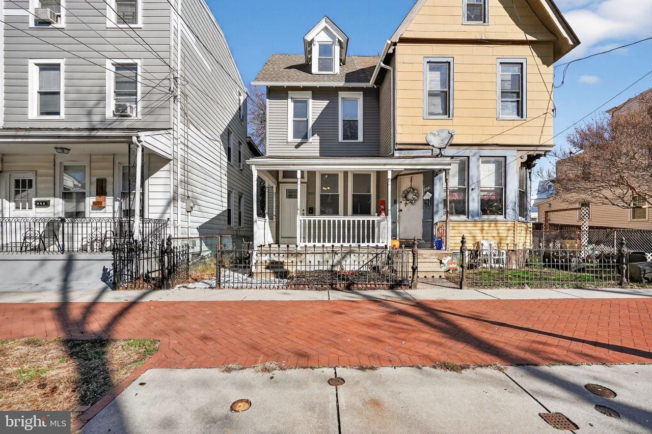 325 Monmouth St - Photo 2 of 35