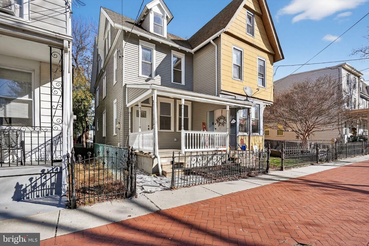 325 Monmouth St - Photo 3 of 35