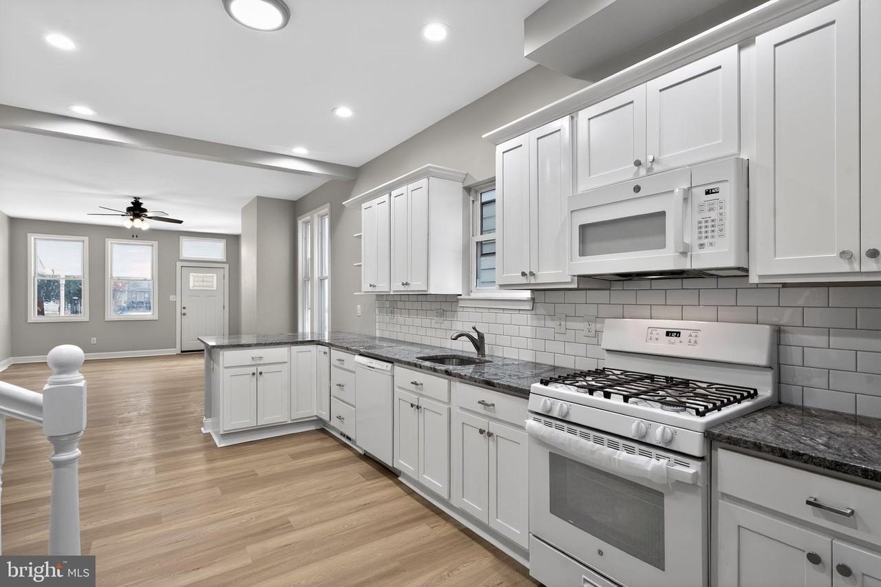 325 Monmouth St - Photo 6 of 35