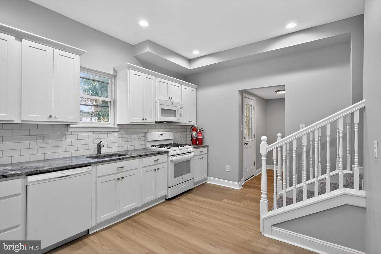 325 Monmouth St - Photo 7 of 35