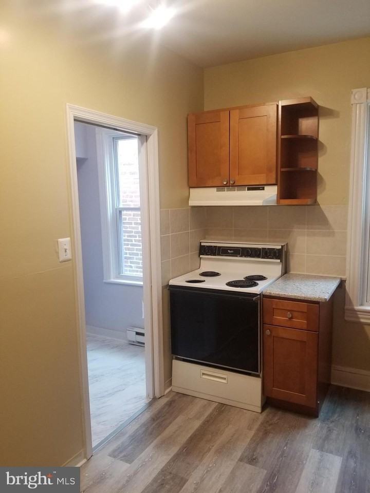 329 N Burlington St Apt B #B - Photo 3 of 9