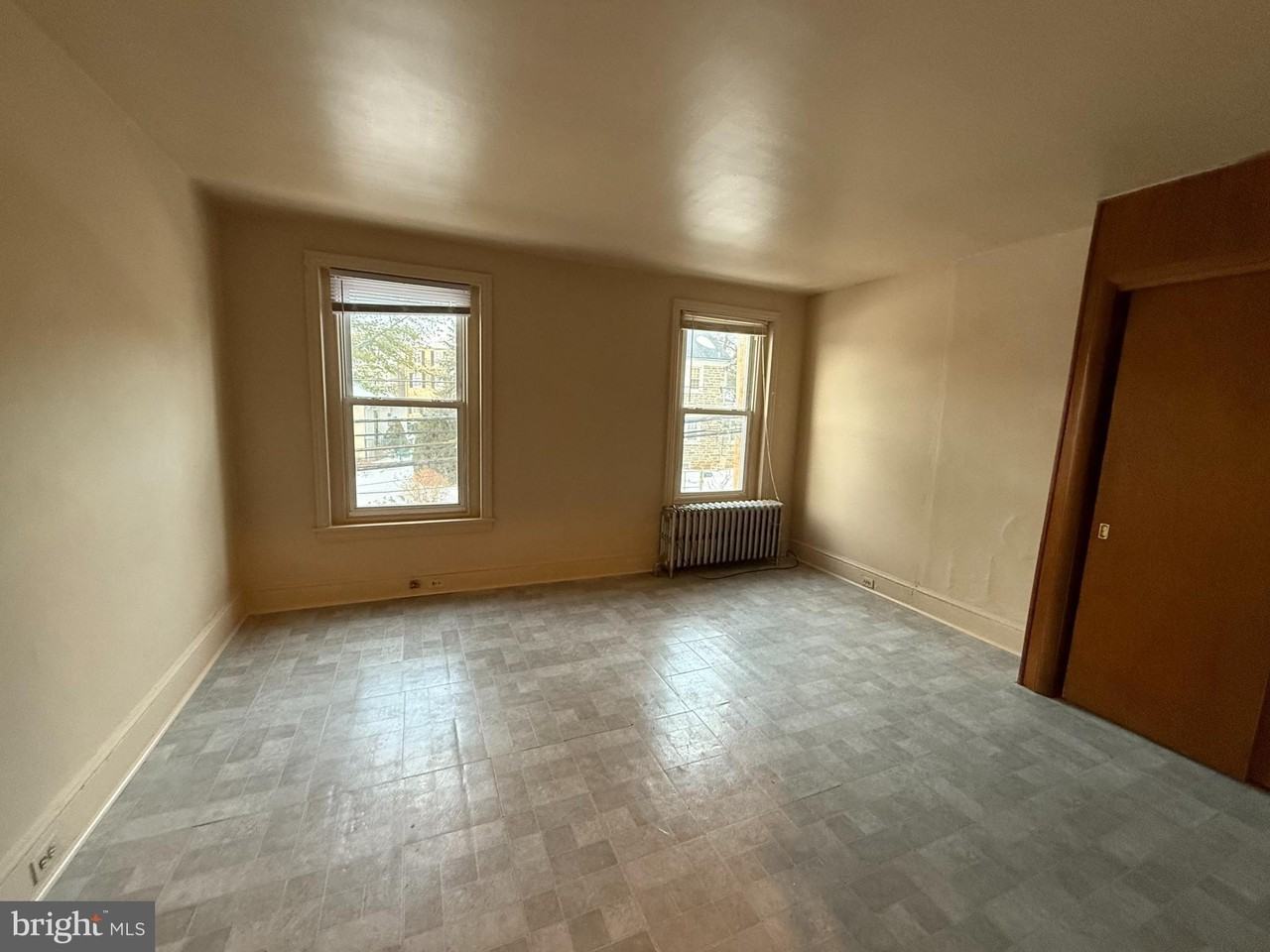 716 E Marshall St - Photo 7 of 9