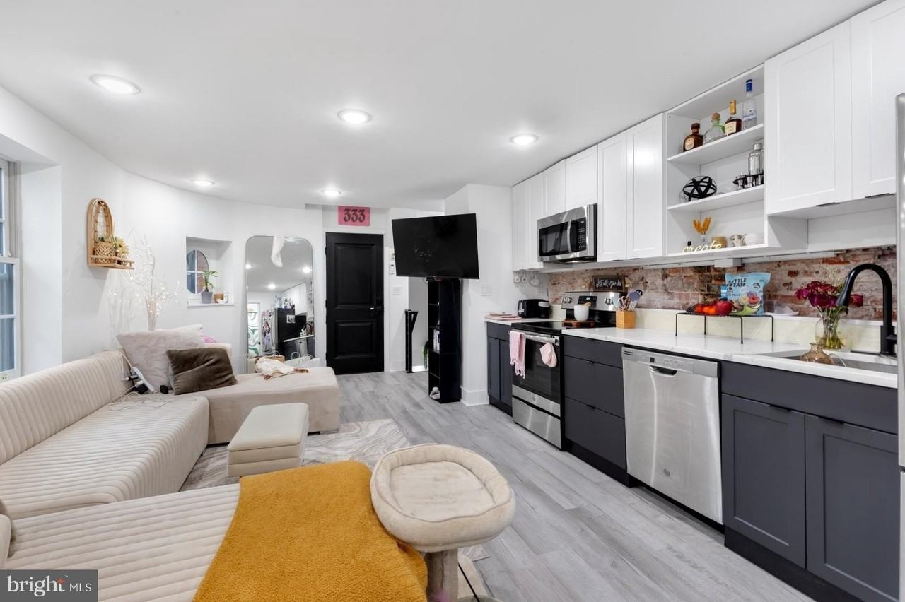 212 Catharine St Apt 2 #2 - Photo 3 of 16