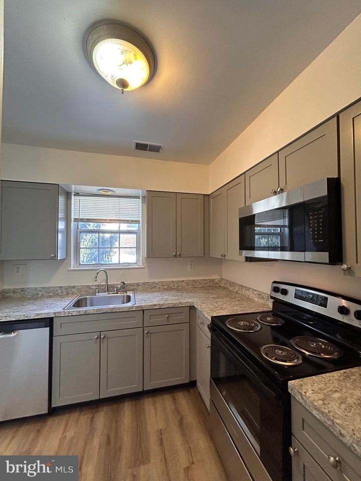 63 Lexton Dr - Photo 3 of 10