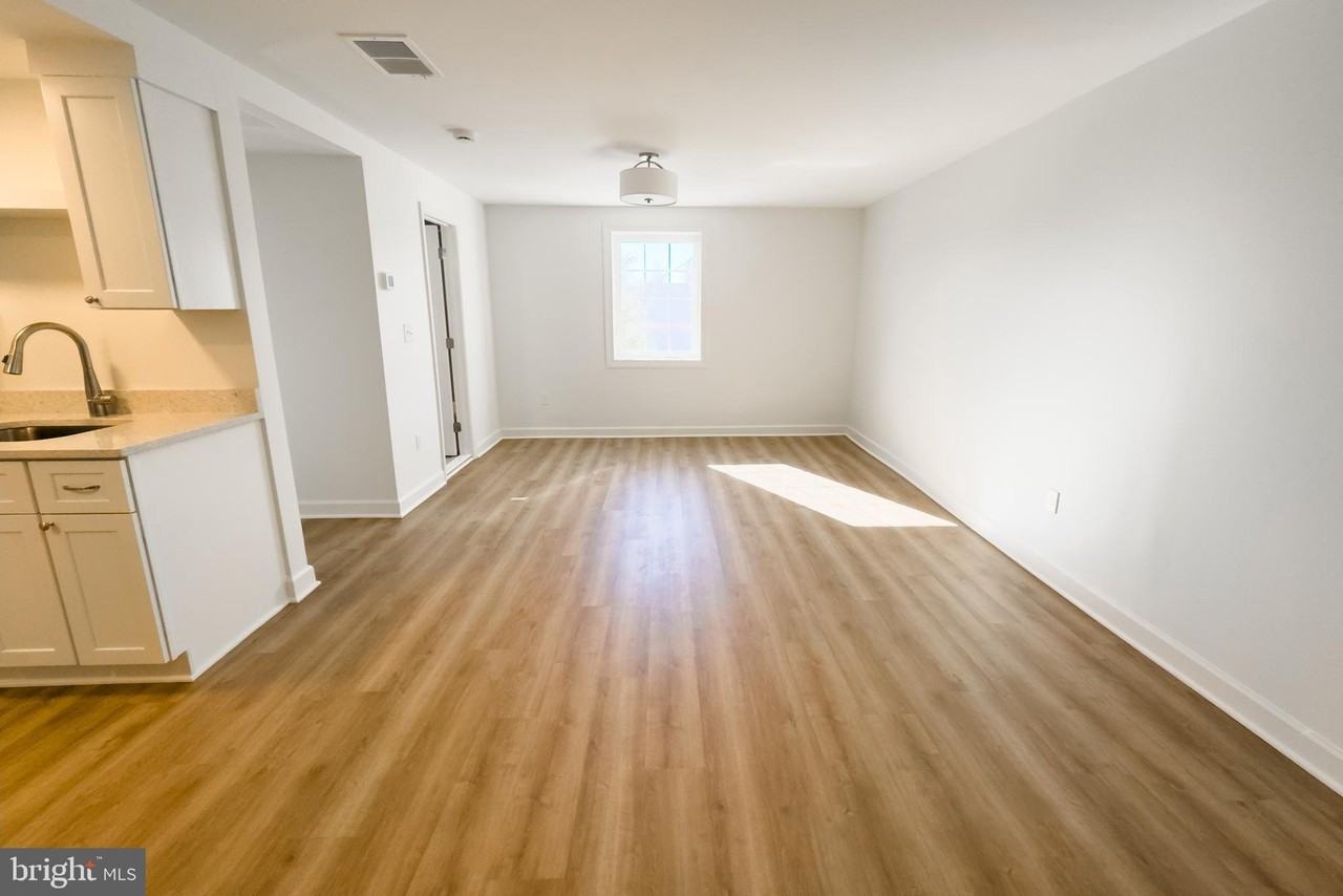 380 Broadview Ave Apt 5 #5 - Photo 6 of 13