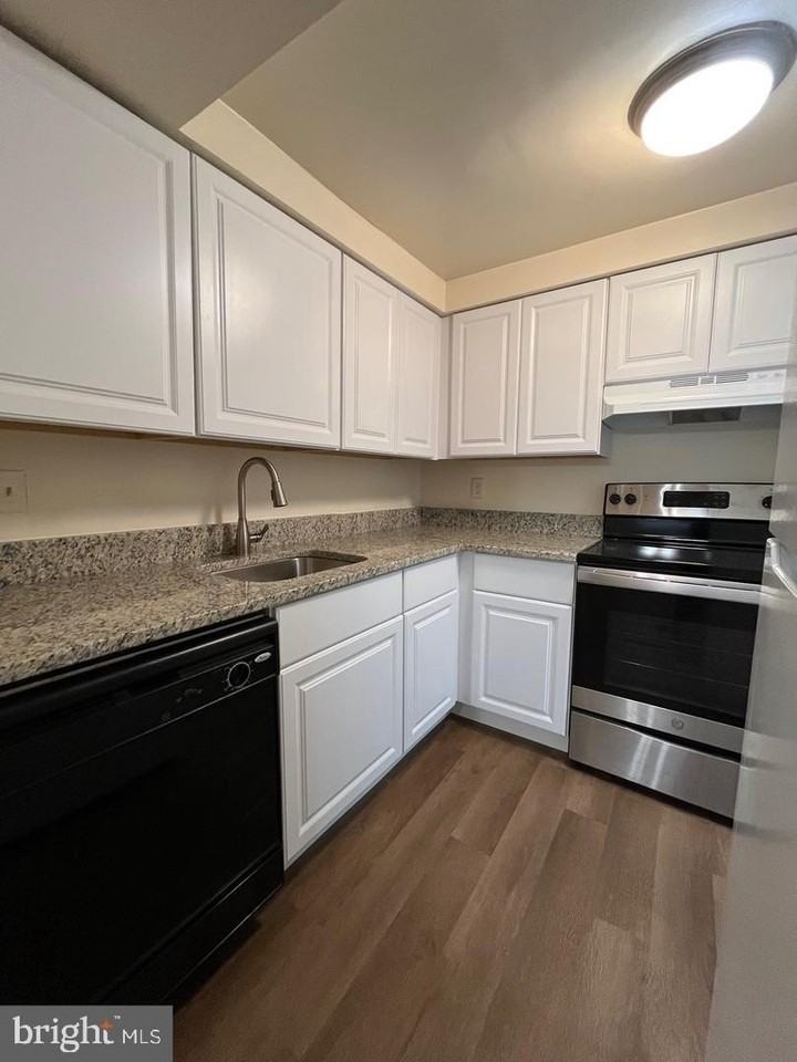 8806 Walutes Cir Unit D #D - Photo 7 of 23