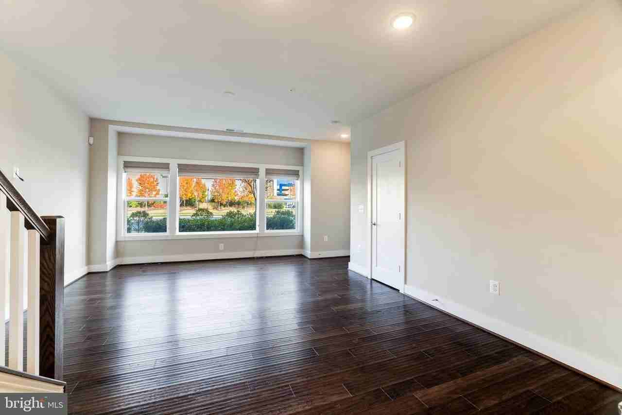 44752 Tiverton Sq - Photo 3 of 28