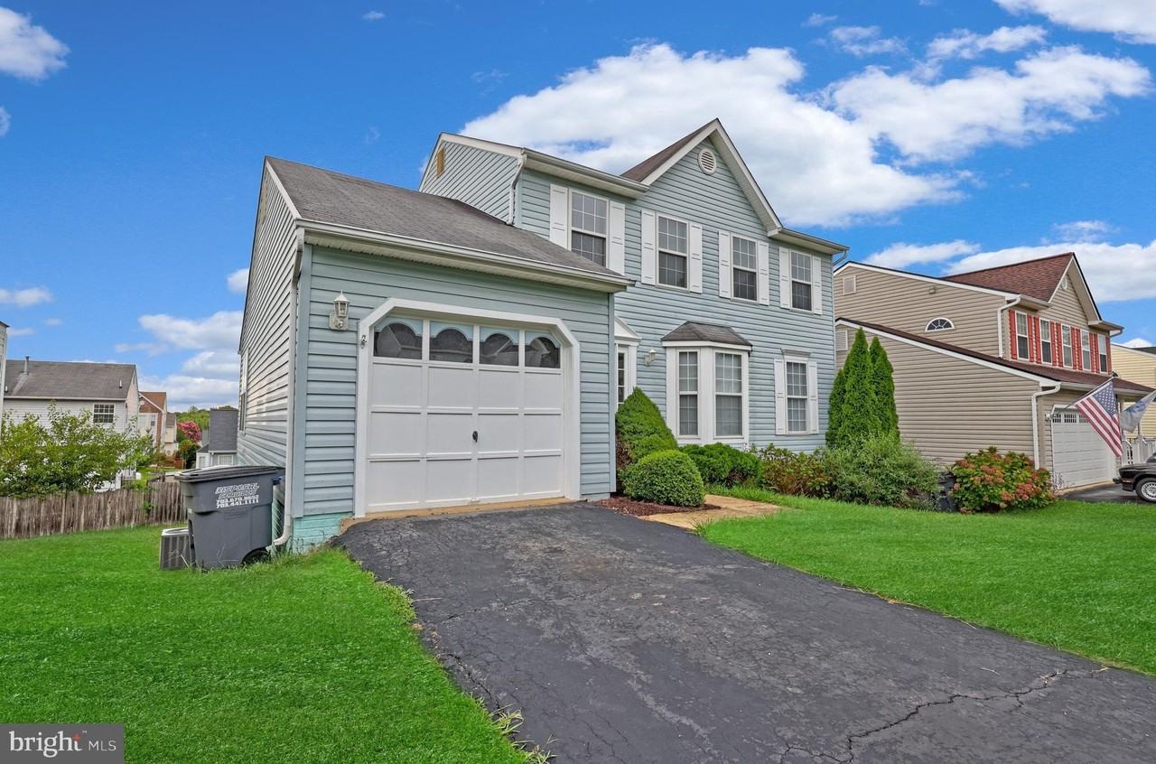 16 Varone Dr - Photo 3 of 47