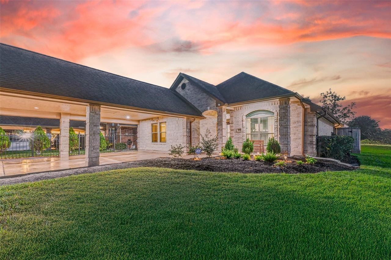 402 Avenue H - Photo 2 of 20