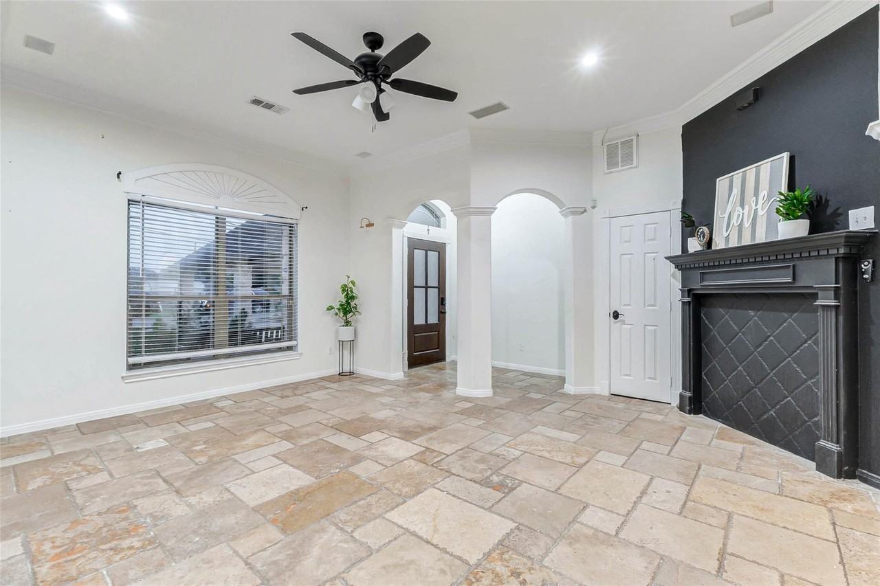 402 Avenue H - Photo 3 of 20