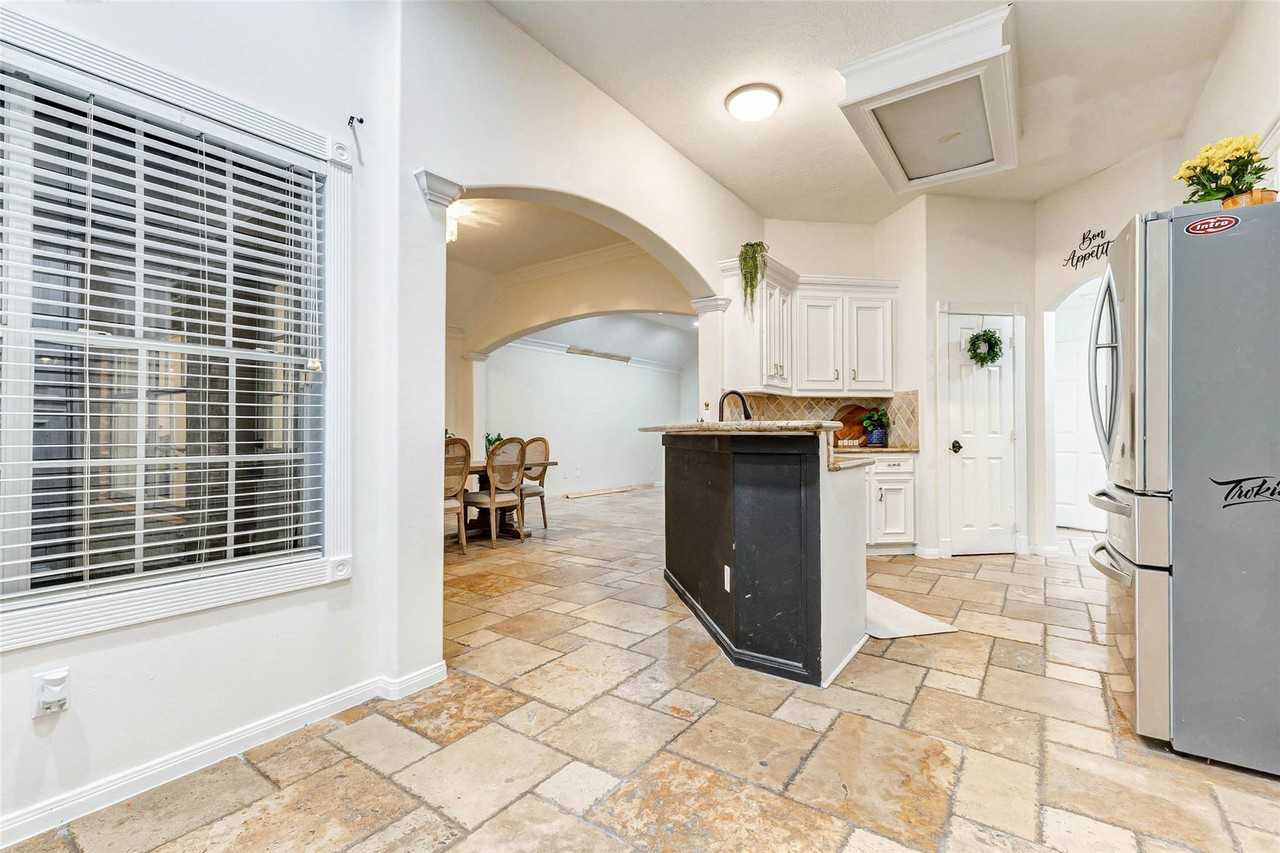 402 Avenue H - Photo 6 of 20