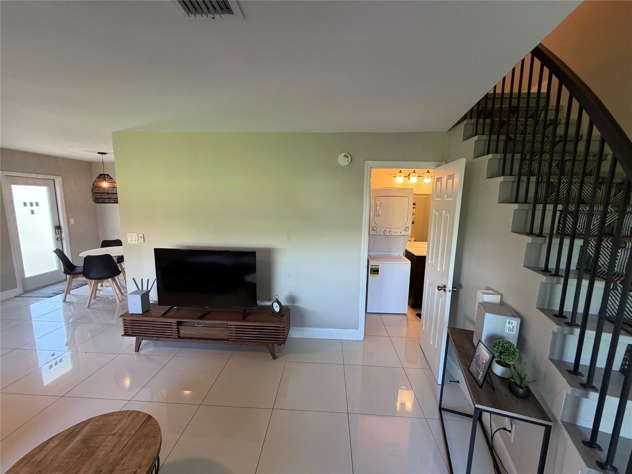 608 Ne 29th Dr - Photo 3 of 27