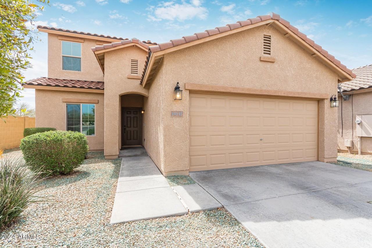 19137 W Monroe St - Photo 2 of 41