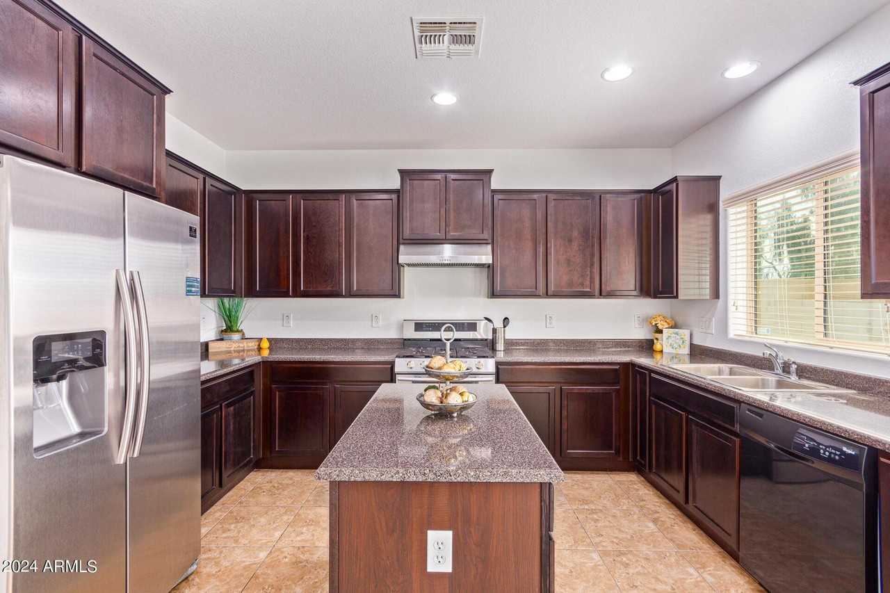 19137 W Monroe St - Photo 3 of 41