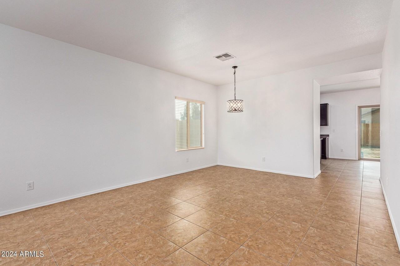 19137 W Monroe St - Photo 6 of 41