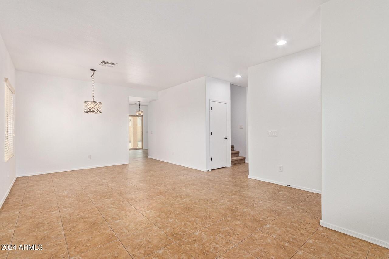 19137 W Monroe St - Photo 7 of 41