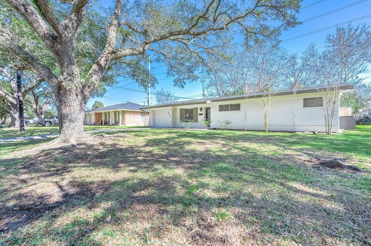 206 Crestview Dr - Photo 2 of 28