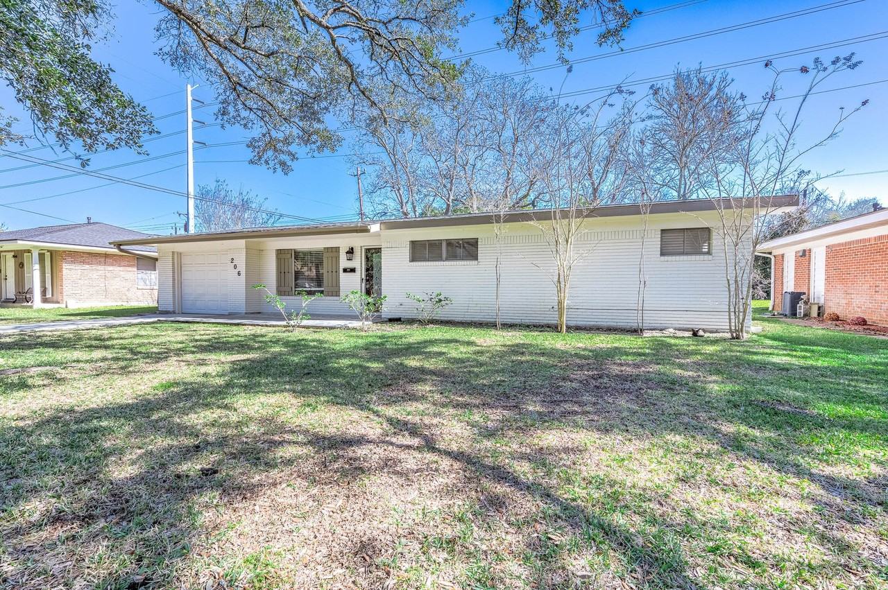 206 Crestview Dr - Photo 3 of 28