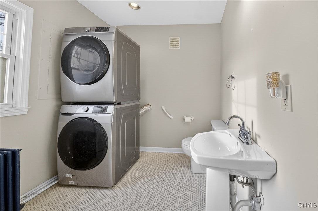 2340 Court St - Photo 5 of 28