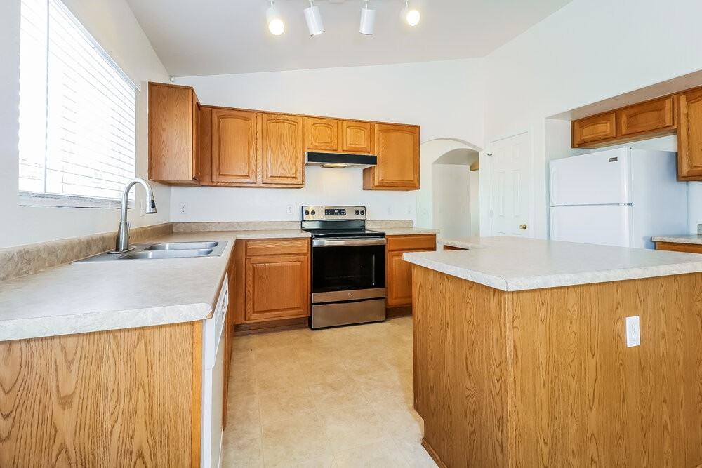 22332 W Lasso Ln - Photo 7 of 16