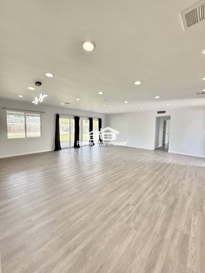 1930 E Missouri Ave - Photo 2 of 20