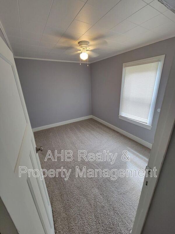 1104 W Webb Ave - Photo 7 of 17
