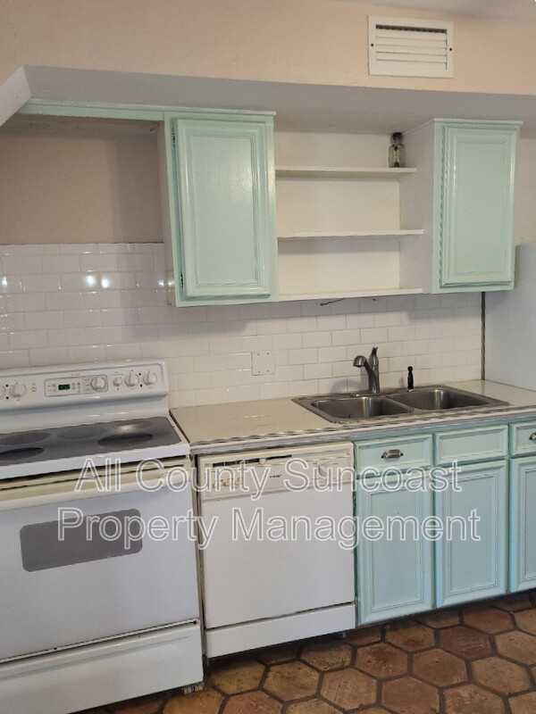 11173 51st Ave N - Photo 3 of 12