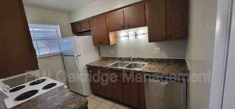 460 Heather St - Photo 5 of 13