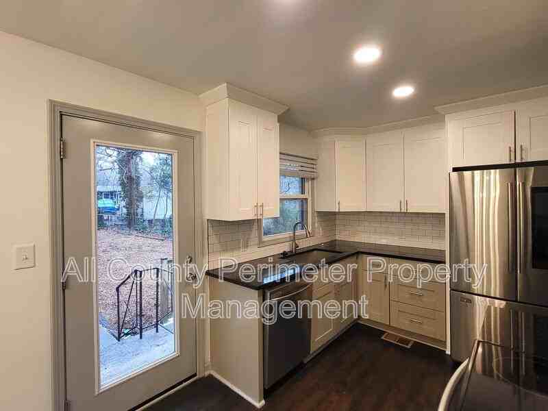 3068 Anthony Dr - Photo 5 of 18