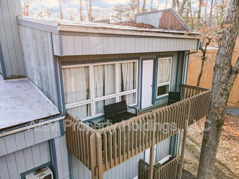 3120 Greenbriar Dr - Photo 4 of 35