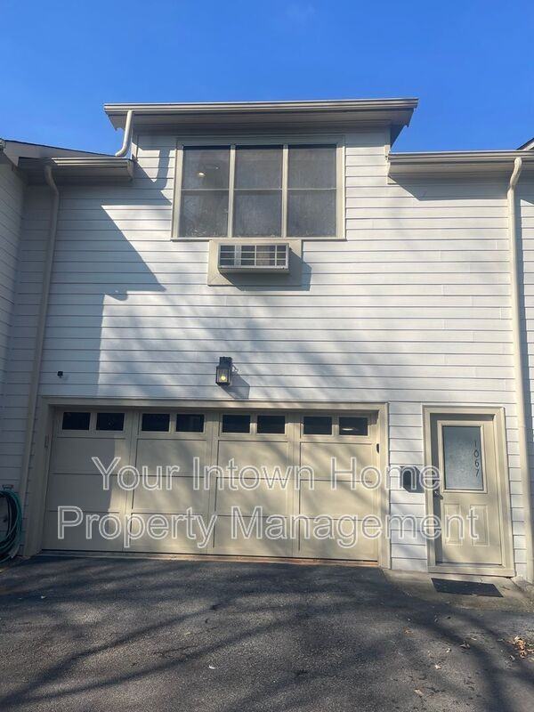 1867 Gordon Mnr Ne #B - Photo 2 of 14