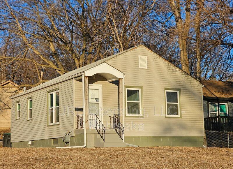 4602 N 47th St - Photo 3 of 31