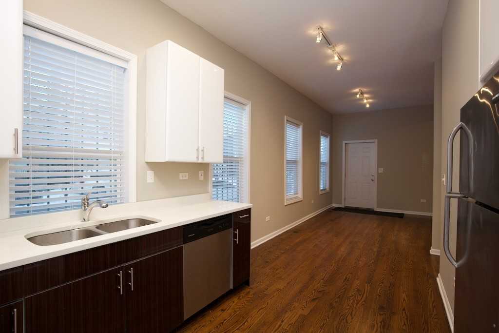 2101 W Fletcher St #1 - Photo 3 of 21