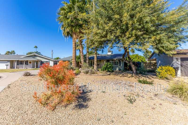 8538 E Mitchell Dr - Photo 5 of 17