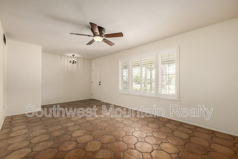 8538 E Mitchell Dr - Photo 6 of 17