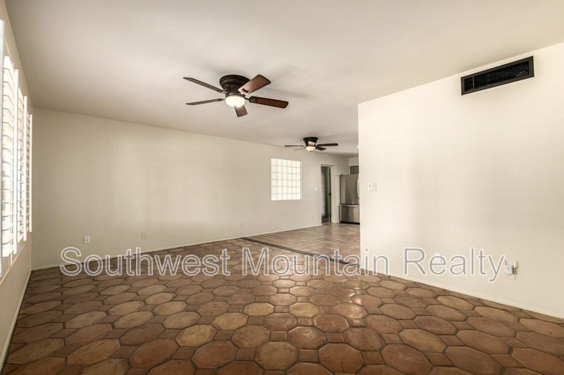 8538 E Mitchell Dr - Photo 7 of 17