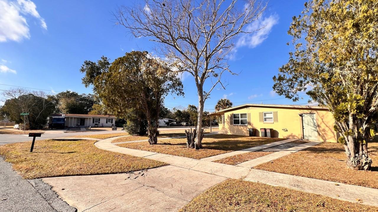 832 Rockhill St - Photo 2 of 43