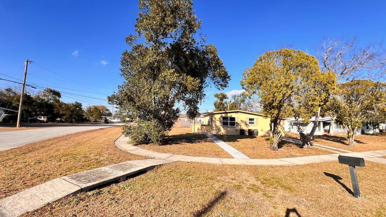 832 Rockhill St - Photo 3 of 43