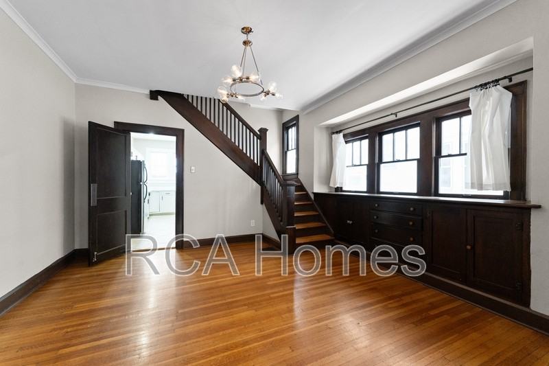 4704 Broadway St - Photo 4 of 14