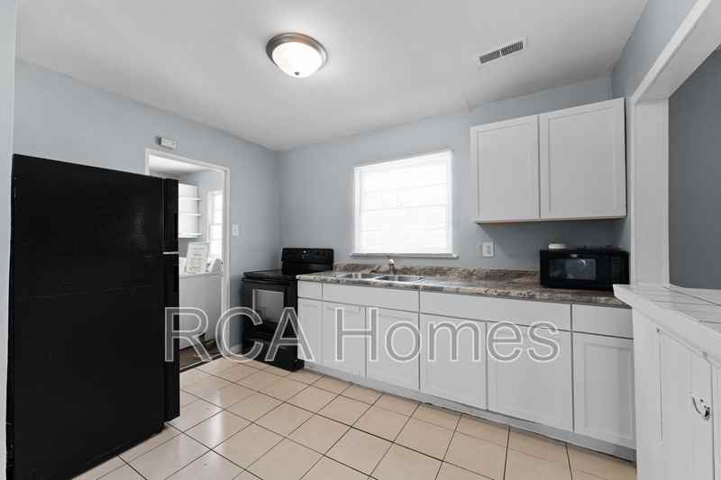 6262 E 24th St - Photo 3 of 12