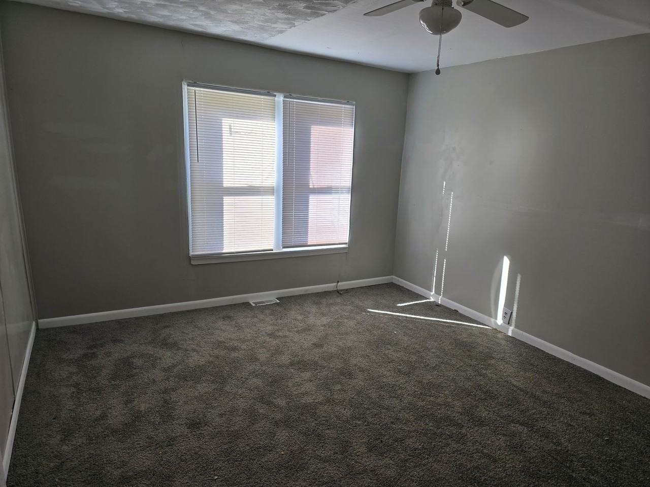 1521 & 1521 1/2 E Kirby Ave (AARC Management, LLC) - Photo 3 of 22